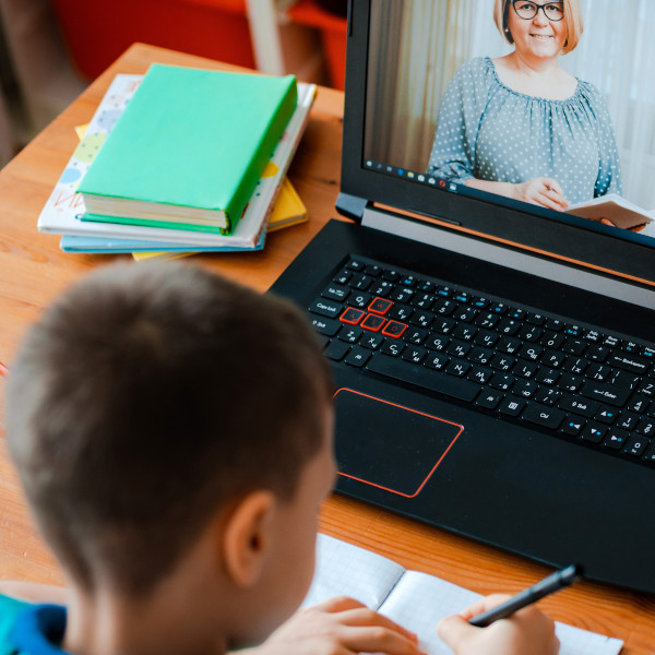 student learning virtually